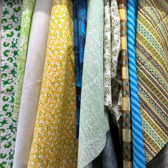 Fat Quarter 'Frogs in a Bog' 10 Piece Quilt Fabric Bundle, Green/Blue/Orange - Picture 2 of 7